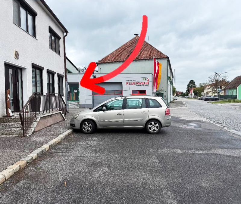 Noblesse Parkplatz Foto vom Parkplatz, wo Besucher des Schönheitssalons gratis parken können.