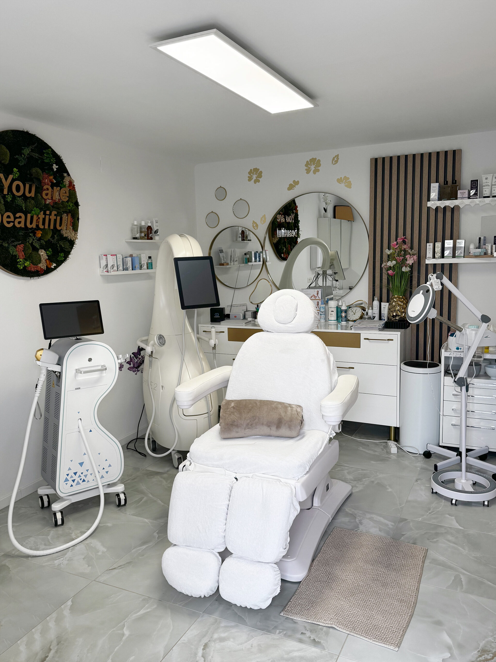 Noblesse Beauty Behandlungsraum Ein Blick in unseren stilvollen Behandlungsraum mit Blick auf die gemütliche Liege und unsere 2 Power-Geräte, unseren T-Shape 2 sowie unseren Diodenlaser Exfu Icello