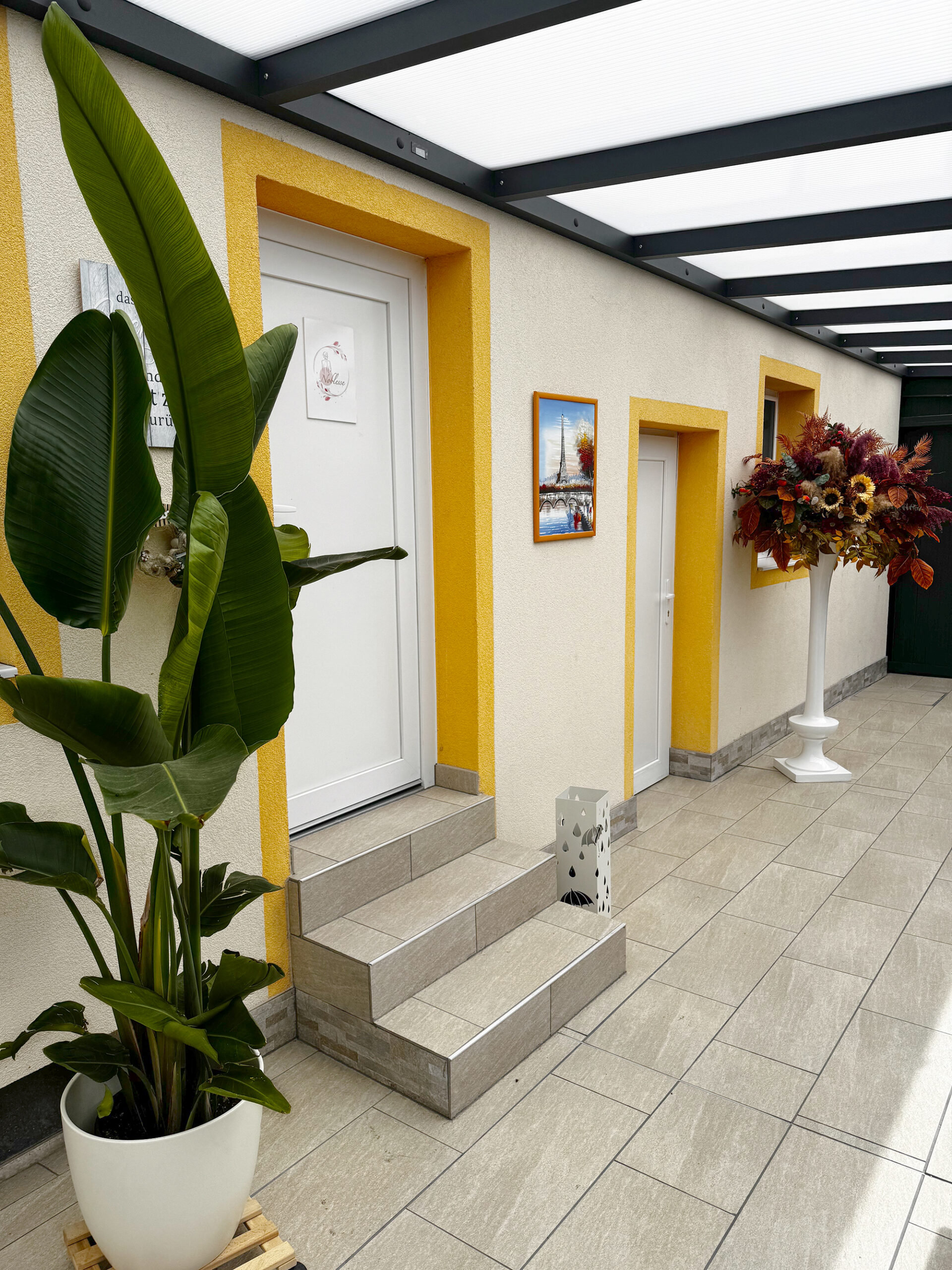 Noblesse Beauty Eingangsbereich Blick auf den einladenden Eingangsbereich zu unserem Beauty-Salon, liebevoll dekoriert mit Pflanzenarrangements